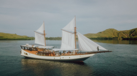 Sailing Komodo Navila Boat