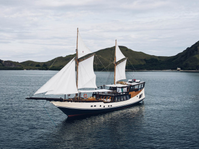 Sailing Komodo Navila Boat